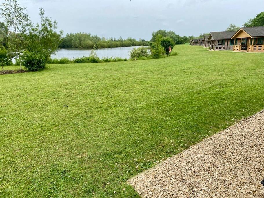 Lilly Lodge, Lake Pochard South Cerney Extérieur photo