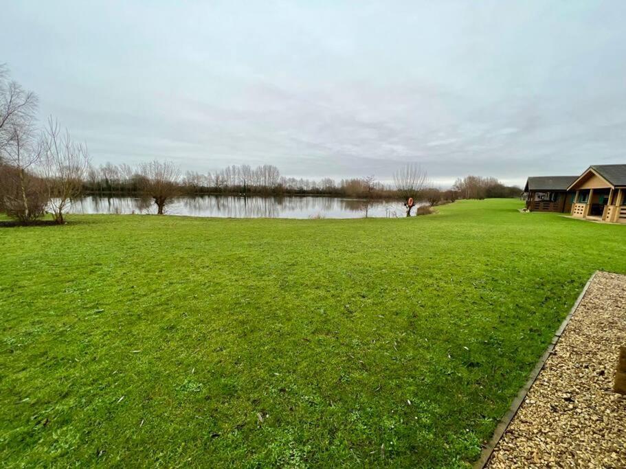 Lilly Lodge, Lake Pochard South Cerney Extérieur photo